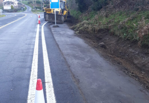 A Xunta executa obras de mellora da seguridade na estrada AC-445 en Estorde, no concello de Cee, no treito coincidente no Camiño de Fisterra
